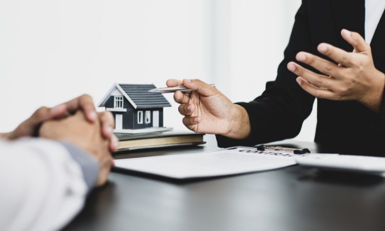 Administrador de fincas: Funciones, sueldo y formación necesaria