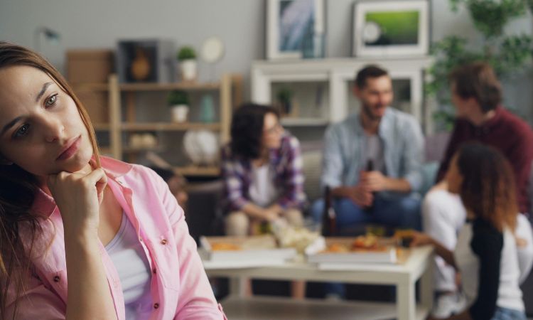 Personas en riesgo de exclusión social: qué significa y a quiénes afecta