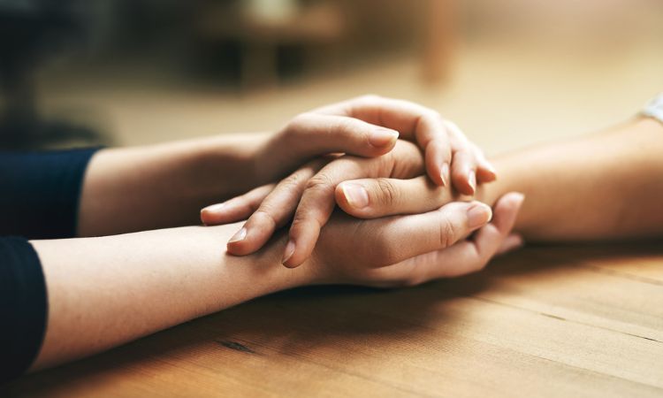 Intervención profesional orientada a la protección y acompañamiento de víctimas en un entorno de seguridad.